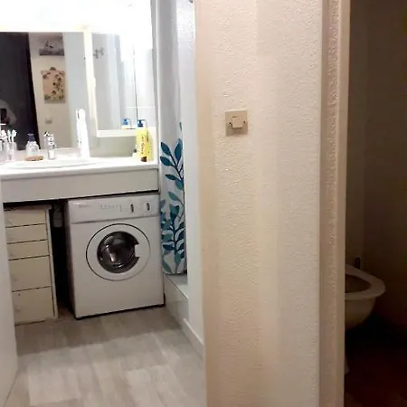 Accueillant A 32 M² Avec Balcon Lägenhet