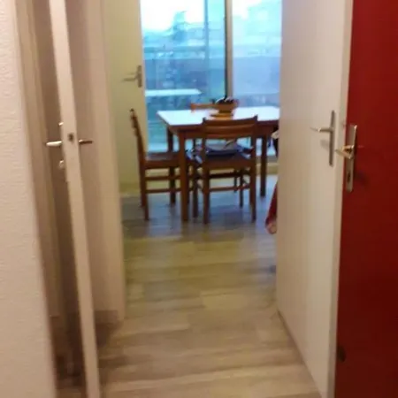 Accueillant A 32 M² Avec Balcon Lägenhet