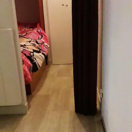 Accueillant A 32 M² Avec Balcon Lägenhet