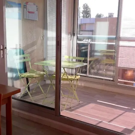 Lägenhet Accueillant A 32 M² Avec Balcon Mandelieu